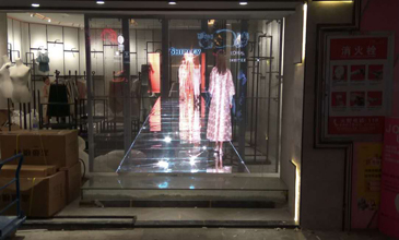 欧宝游戏LED透明屏打造武汉商业街新商机